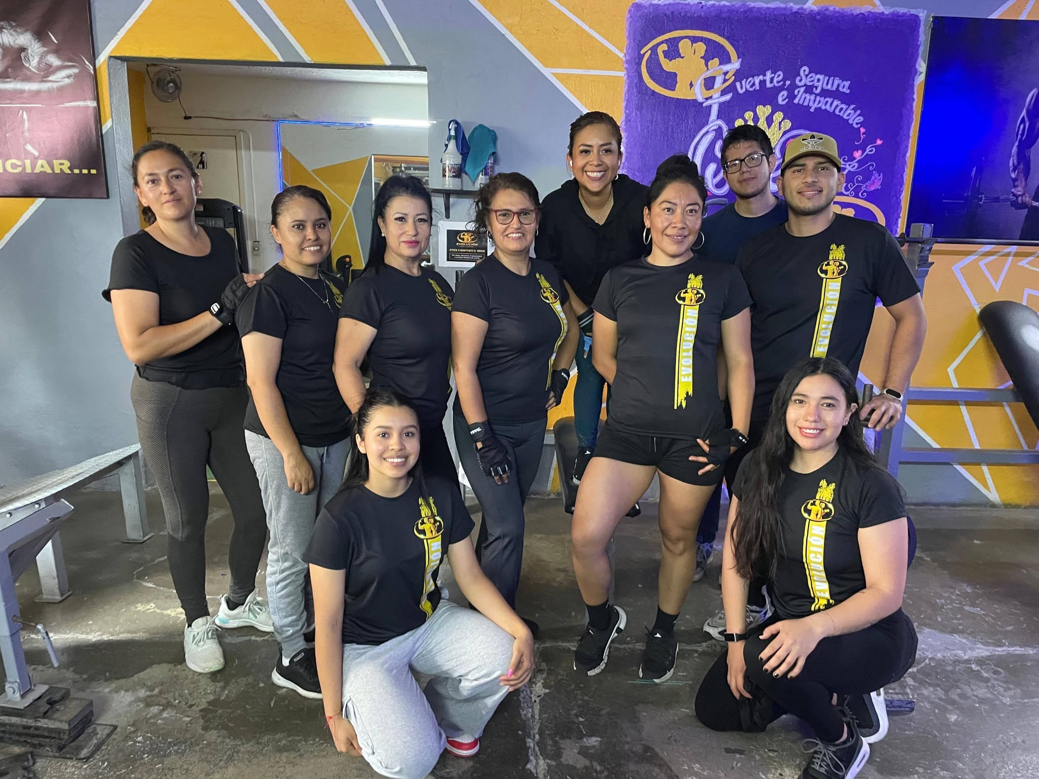 Vistiendo nuestra playera de Evolución Gym
